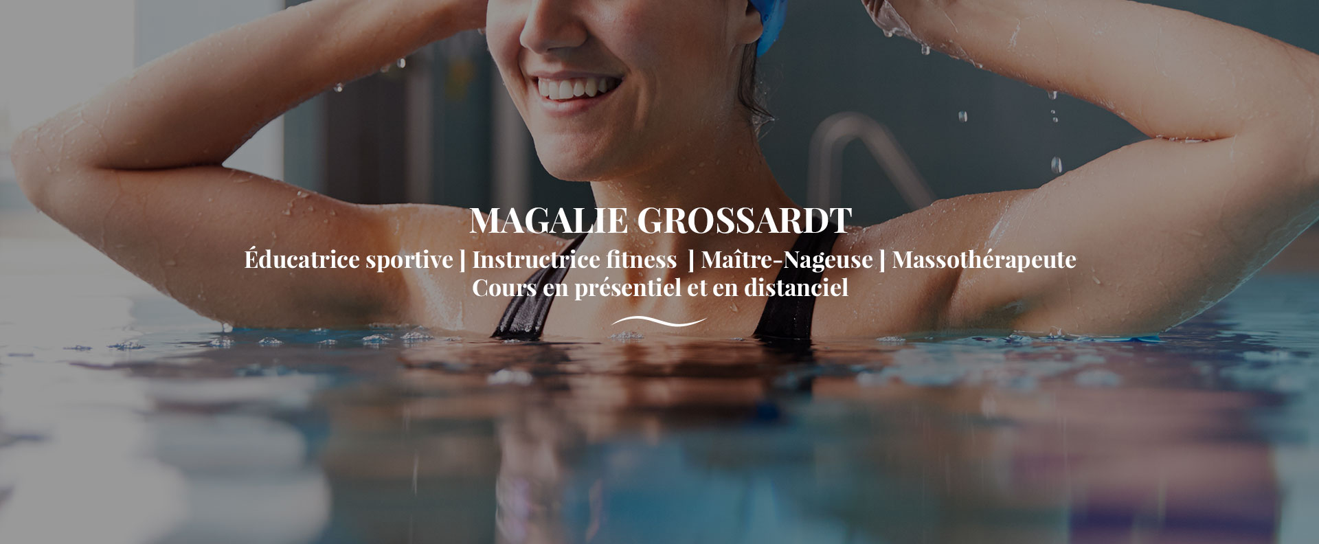 Maître nageuse qui effectue un cours de natation