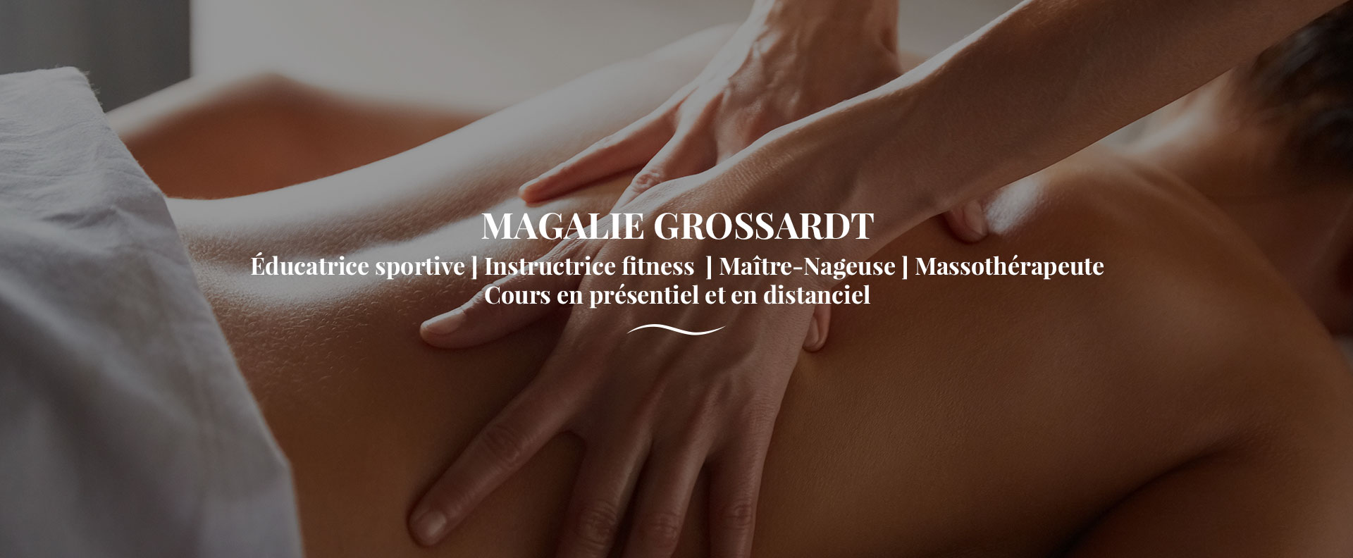 Massothérapeute qui pratique un massage